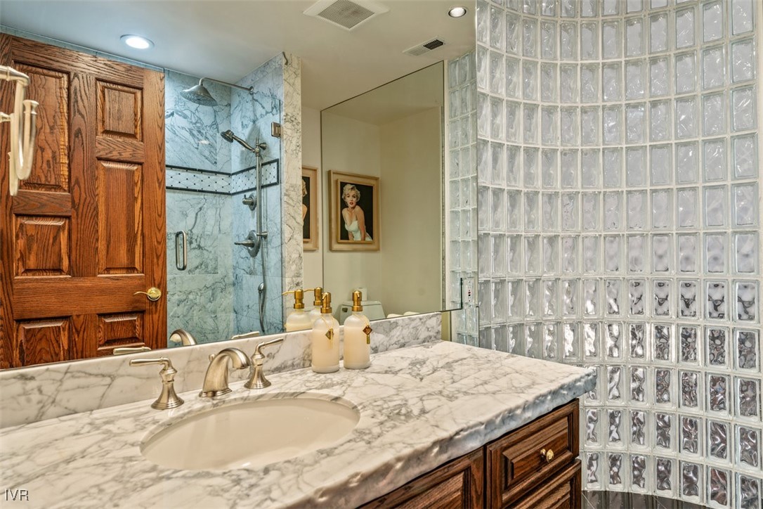 1013 Lakeshore Boulevard