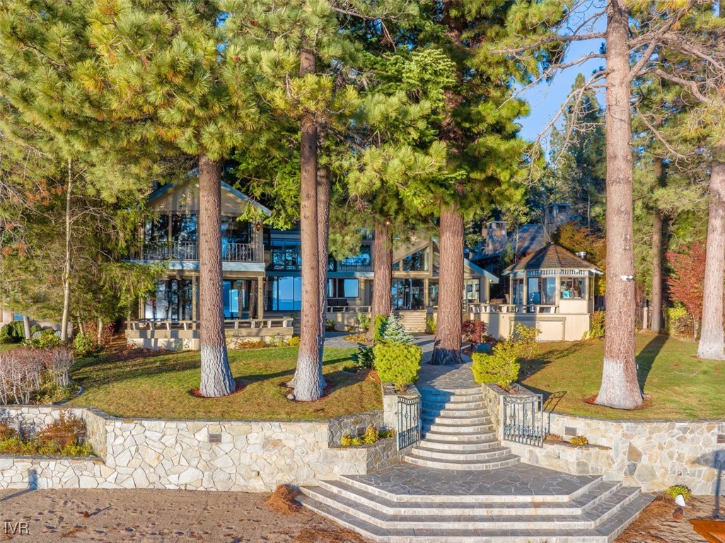 1013 Lakeshore Boulevard