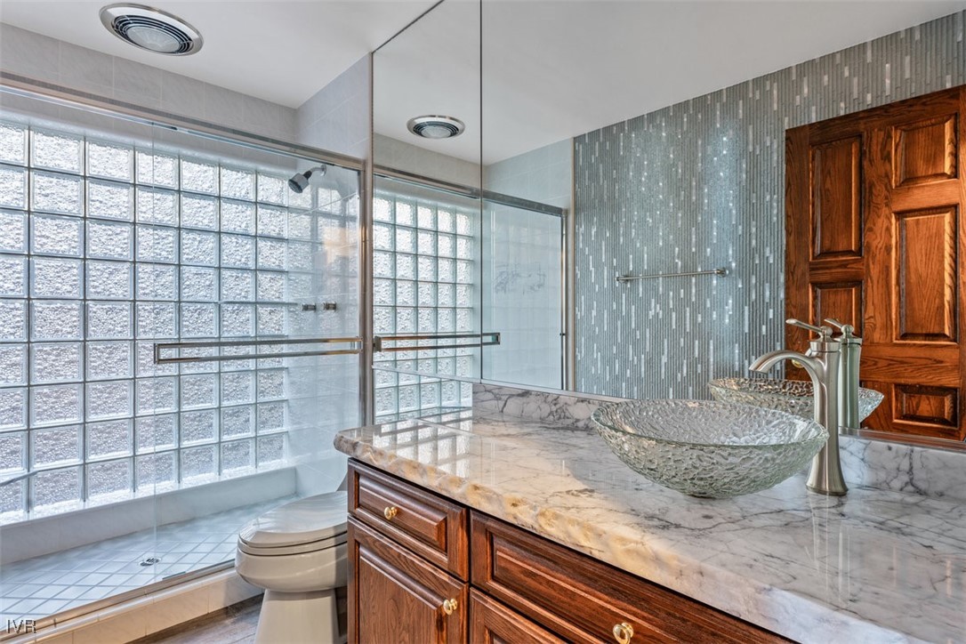 1013 Lakeshore Boulevard