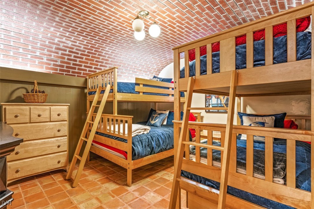 1013 Lakeshore Boulevard