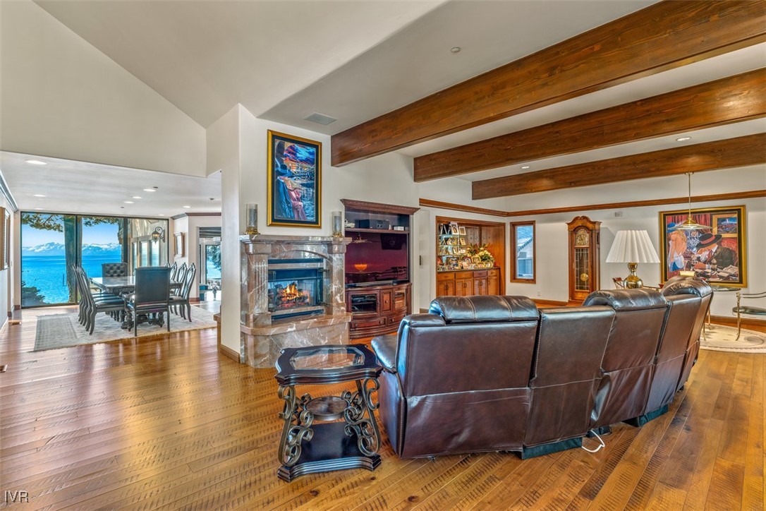 1013 Lakeshore Boulevard