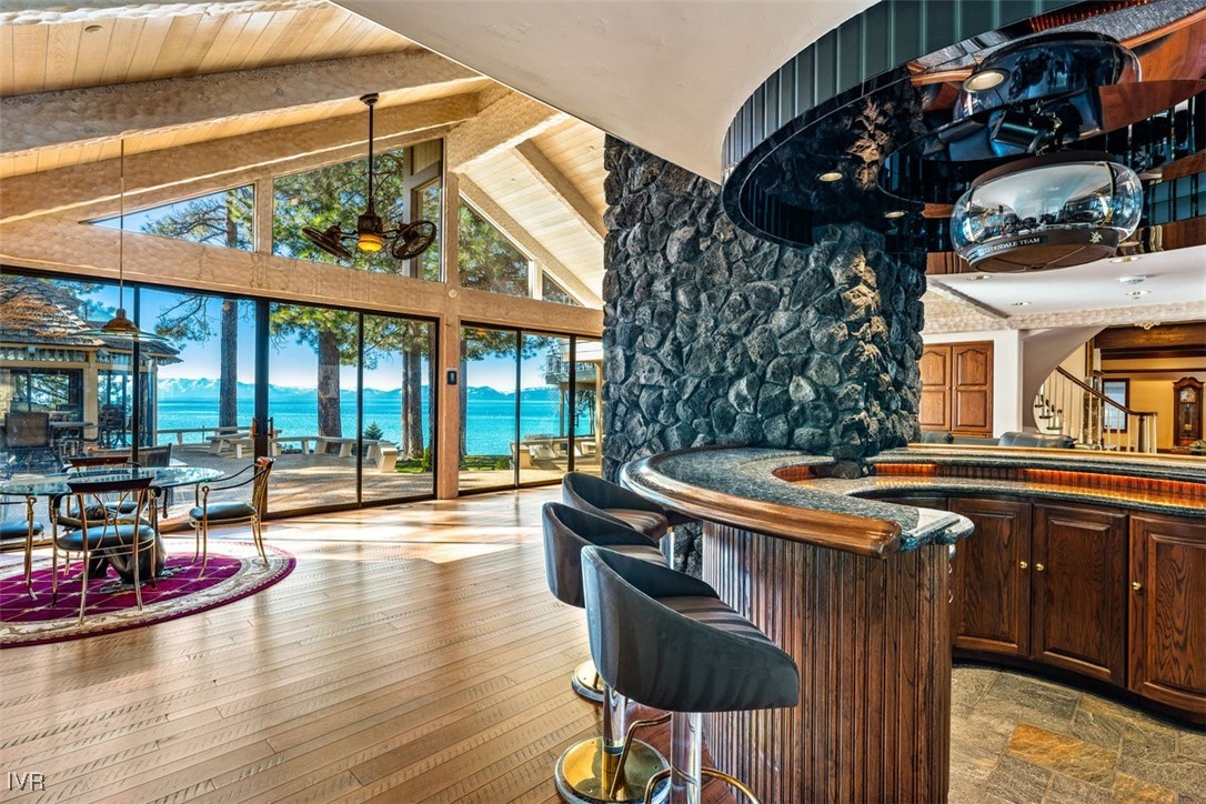 1013 Lakeshore Boulevard