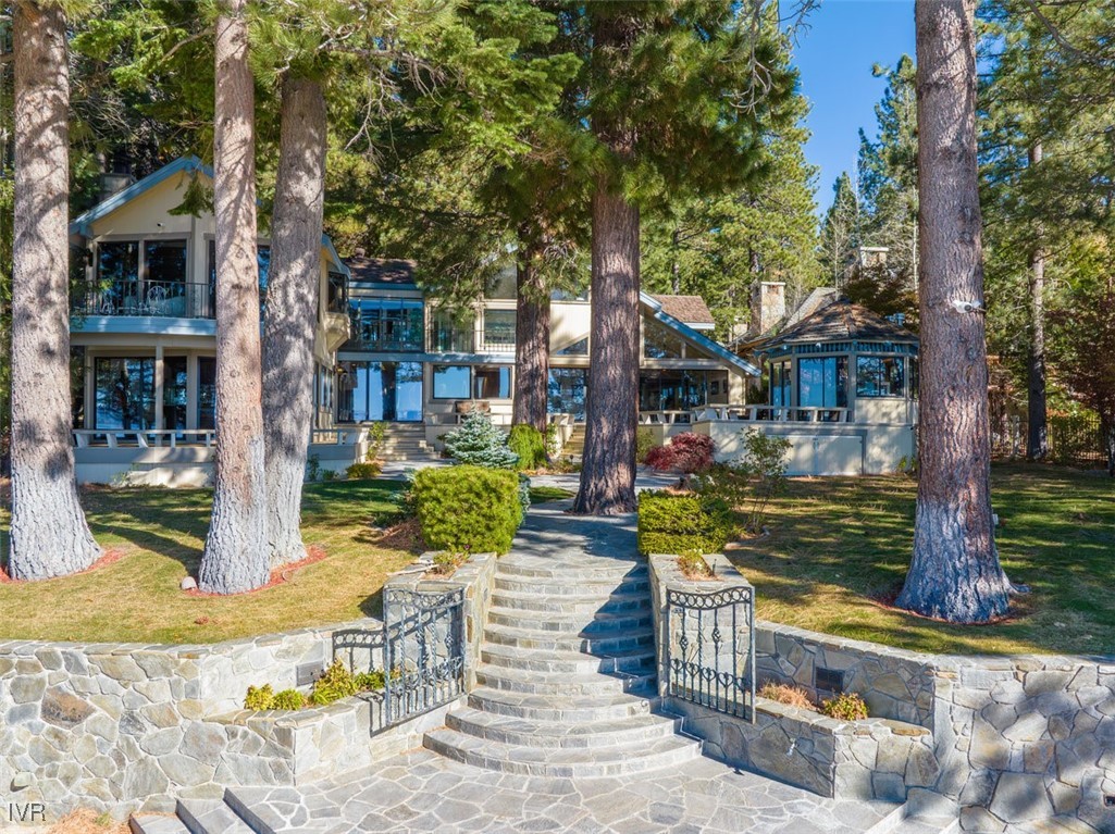 1013 Lakeshore Boulevard