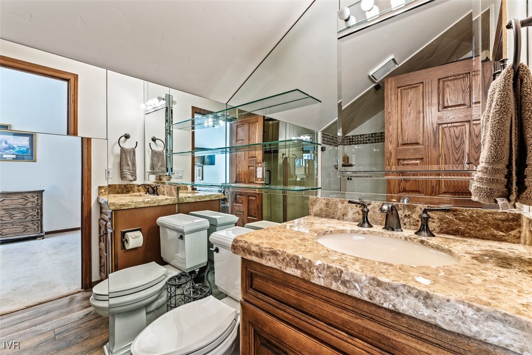 1013 Lakeshore Boulevard