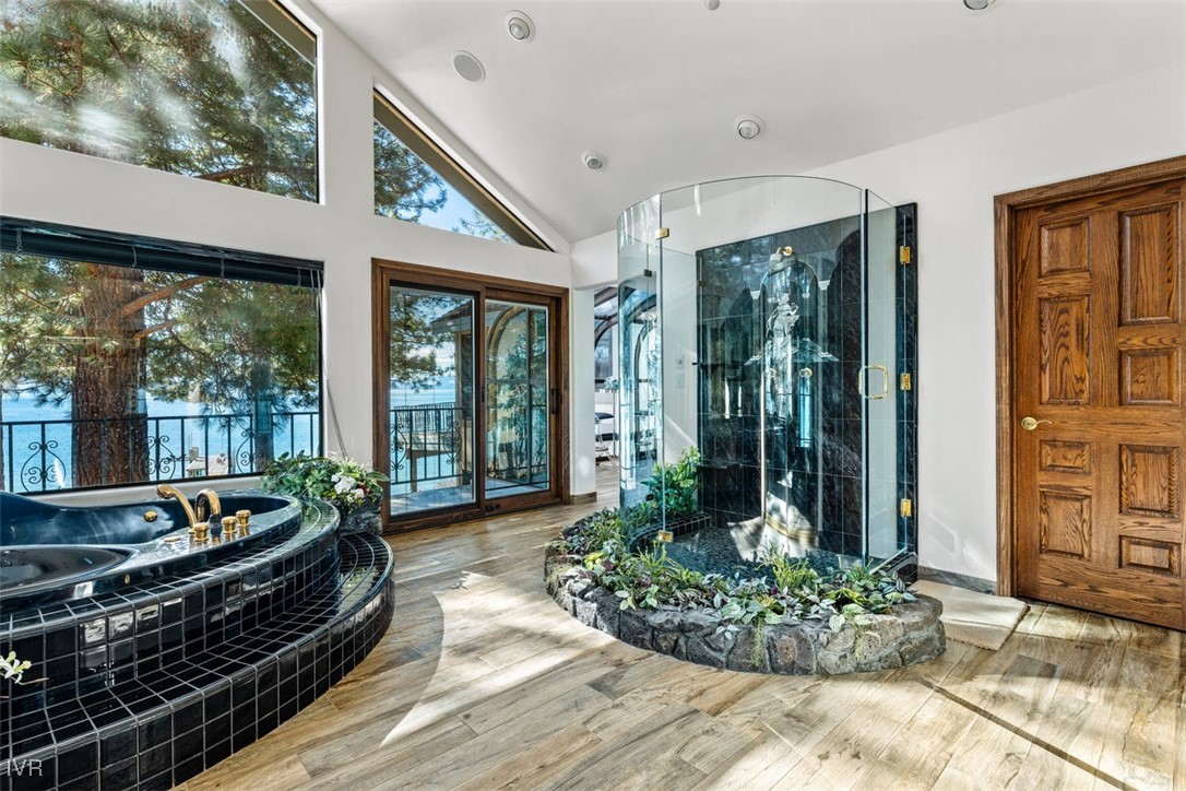 1013 Lakeshore Boulevard