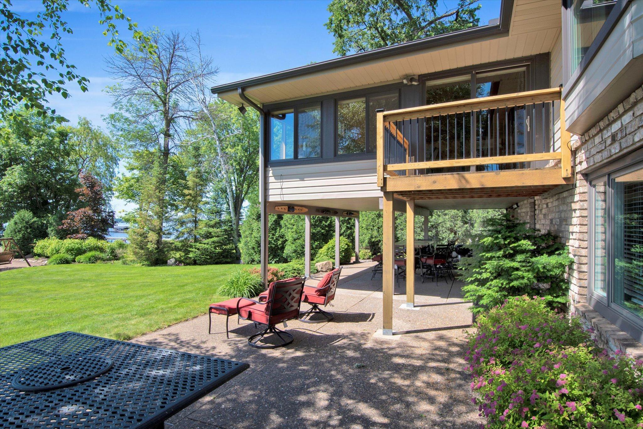 6631 Northshore Trail N