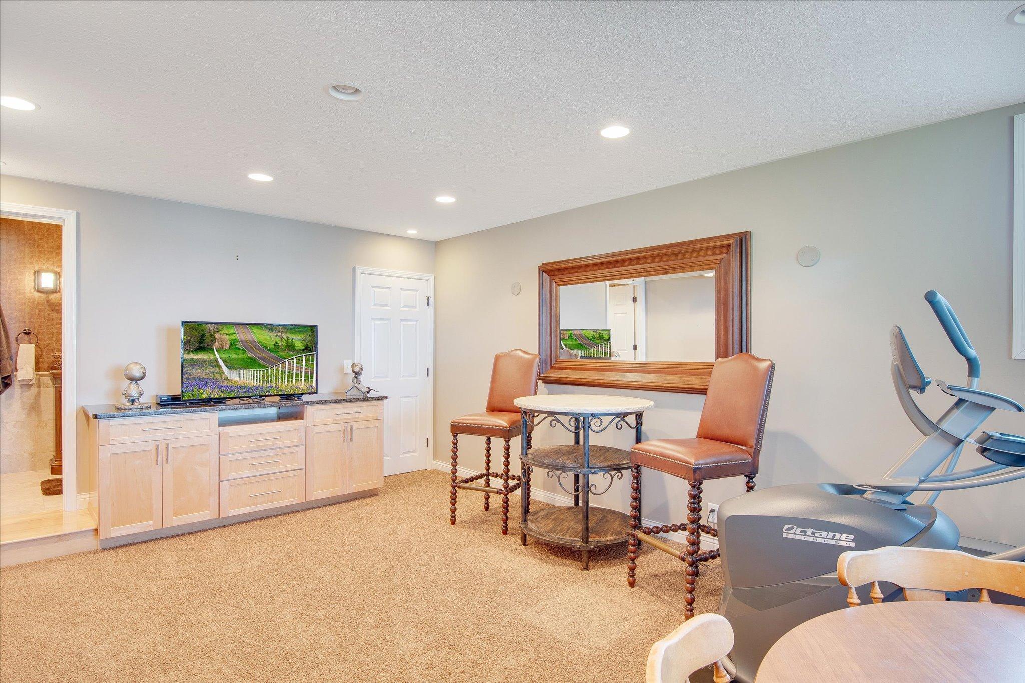 6631 Northshore Trail N