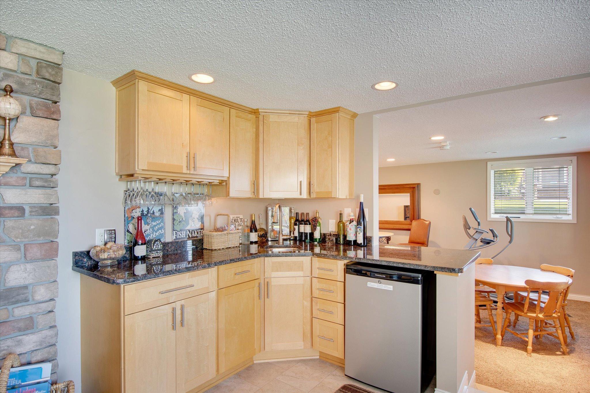 6631 Northshore Trail N