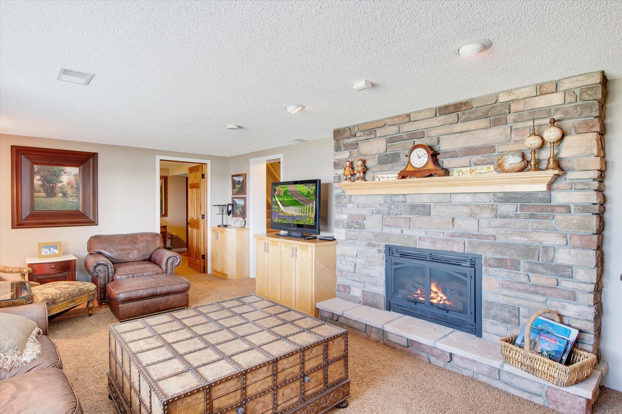 6631 Northshore Trail N