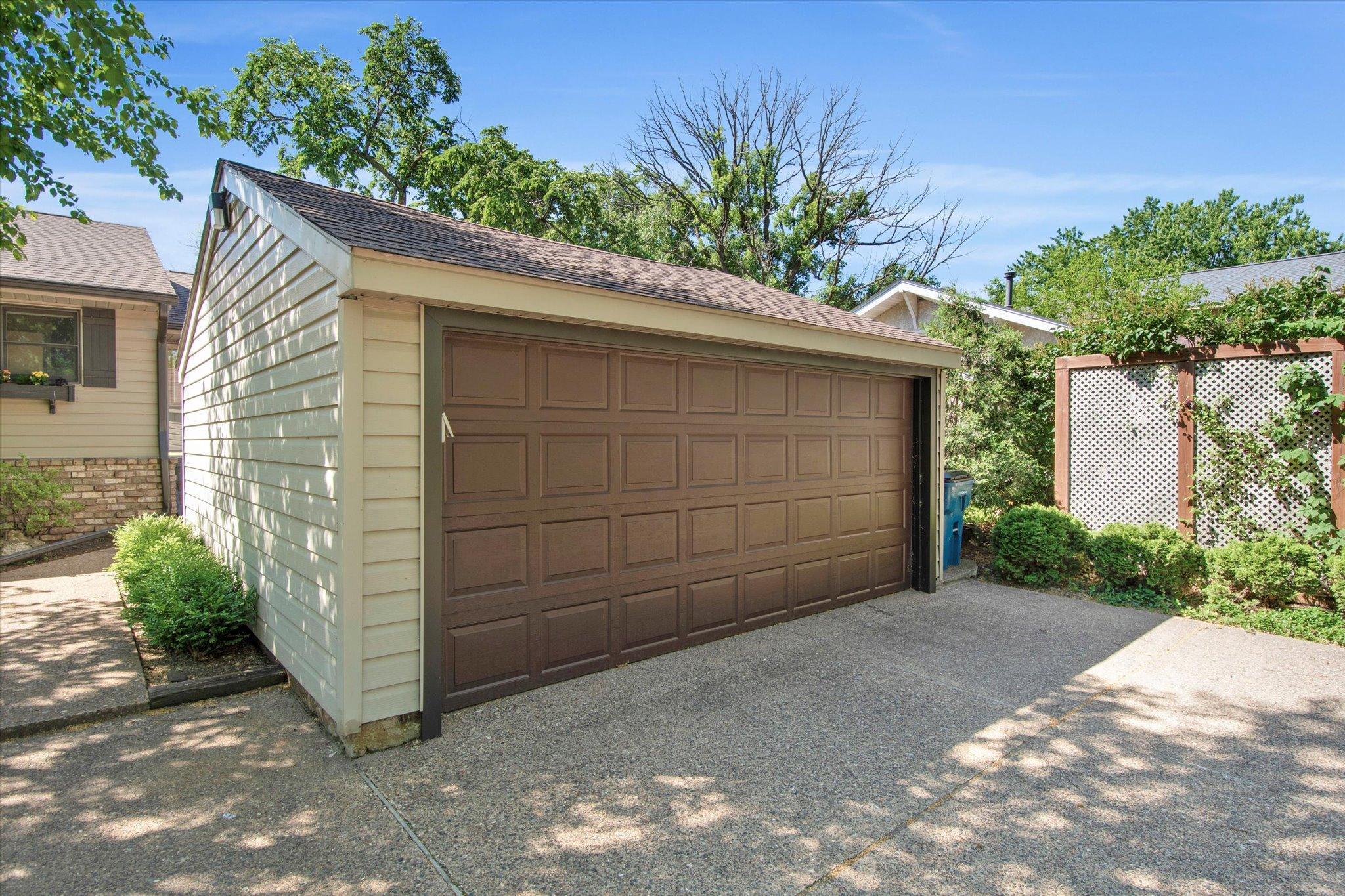 6631 Northshore Trail N