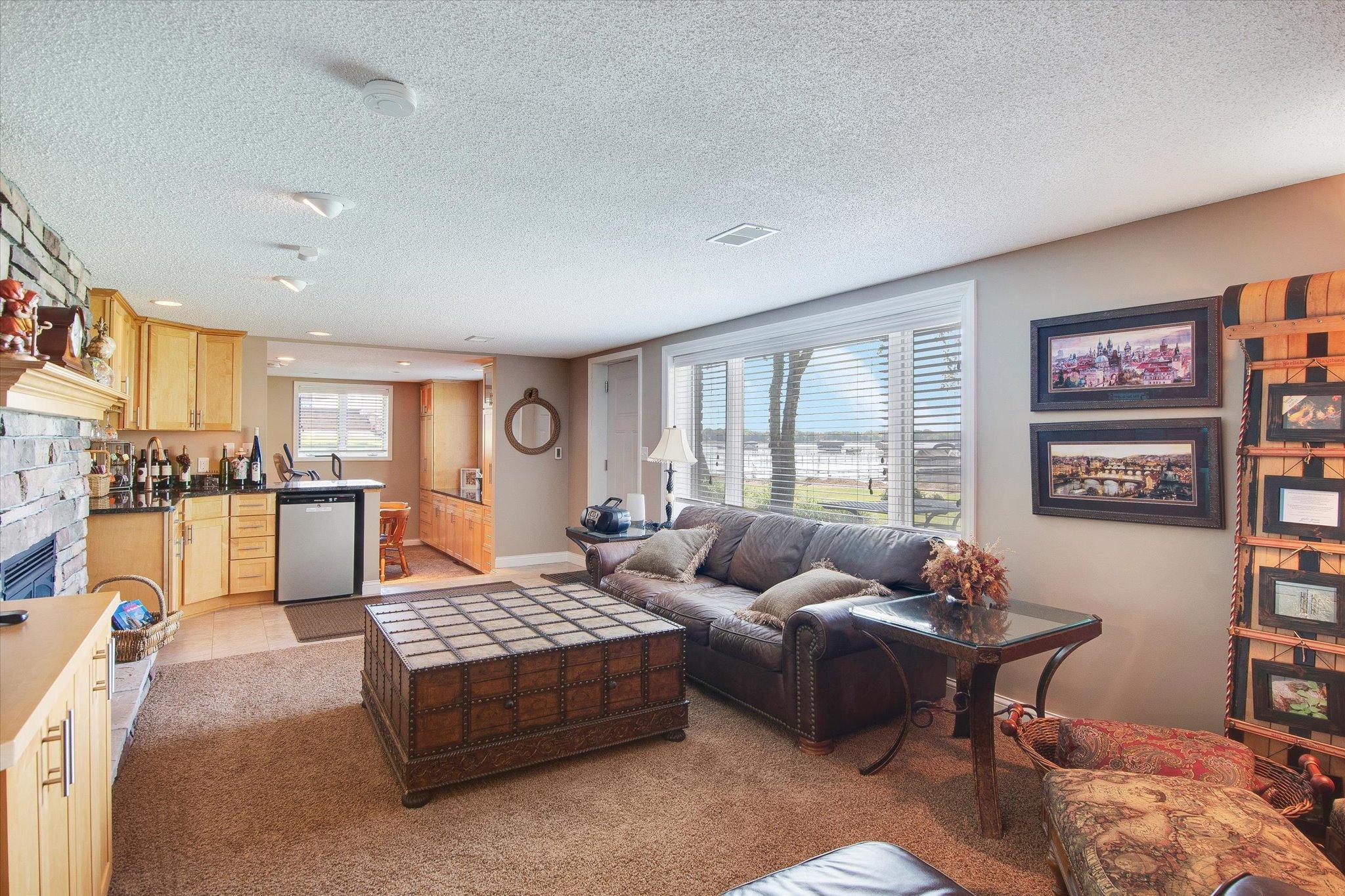6631 Northshore Trail N