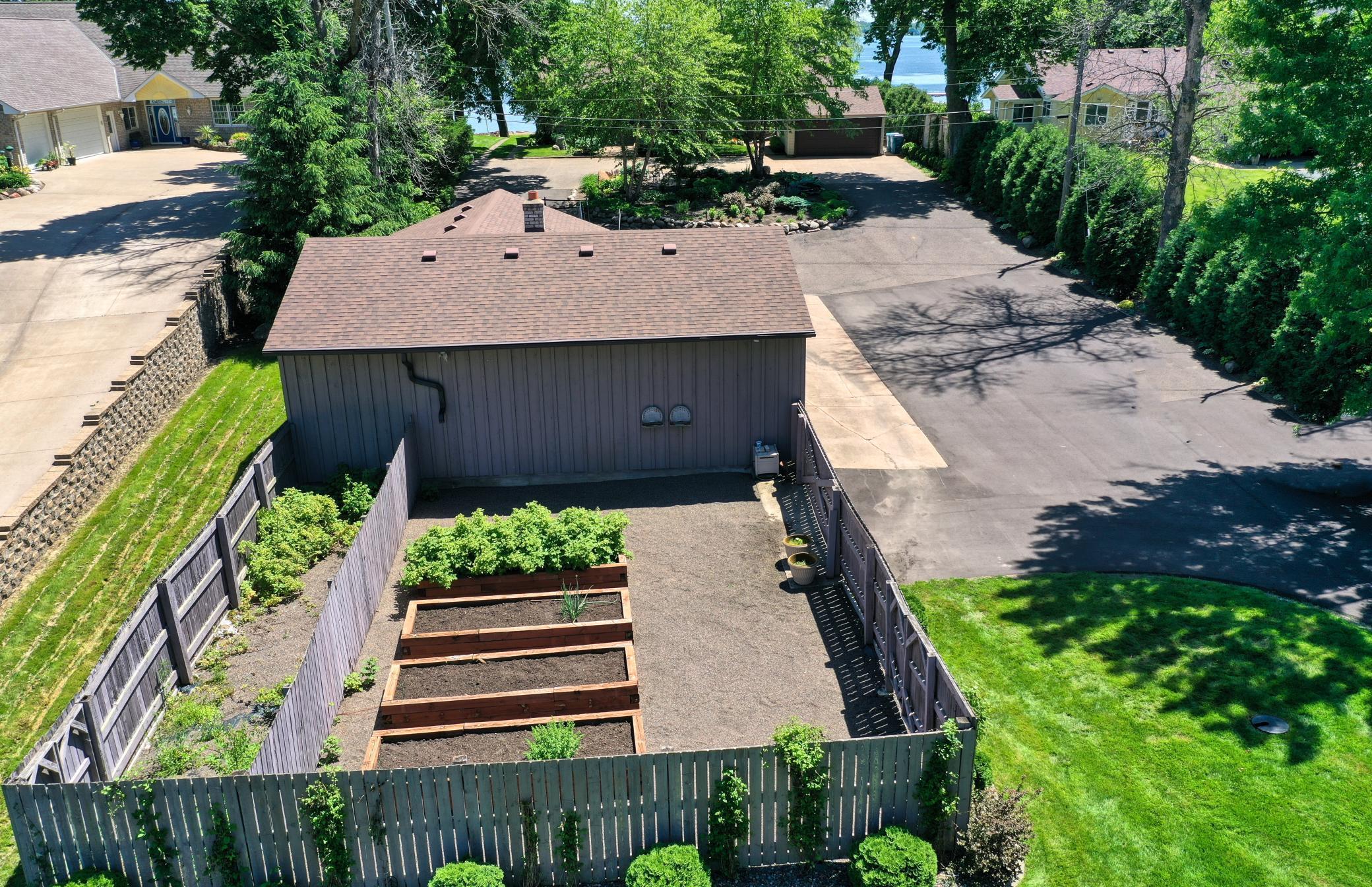 6631 Northshore Trail N