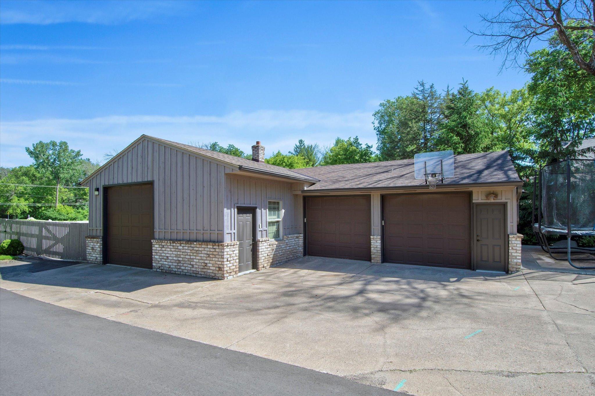 6631 Northshore Trail N