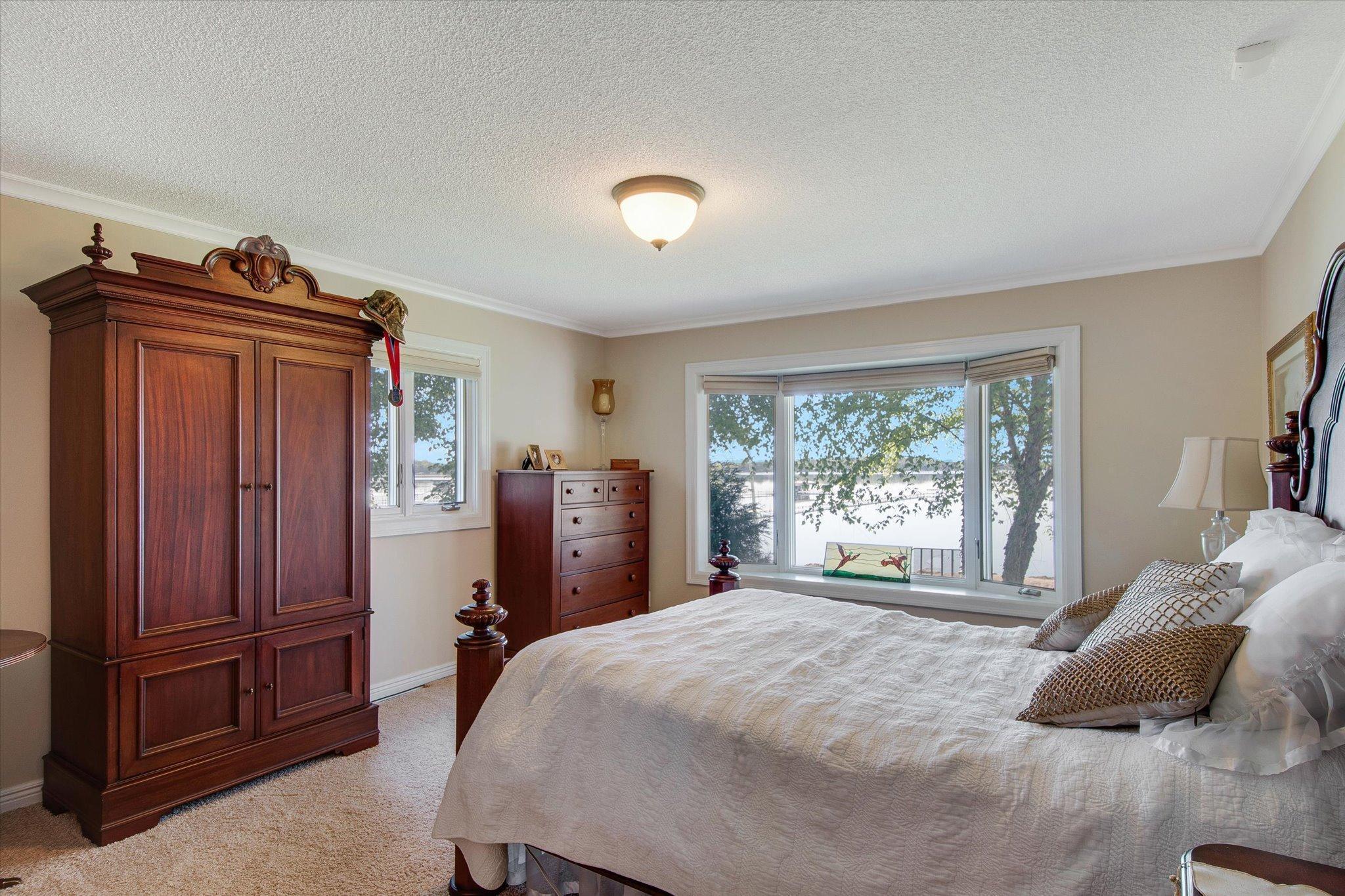6631 Northshore Trail N