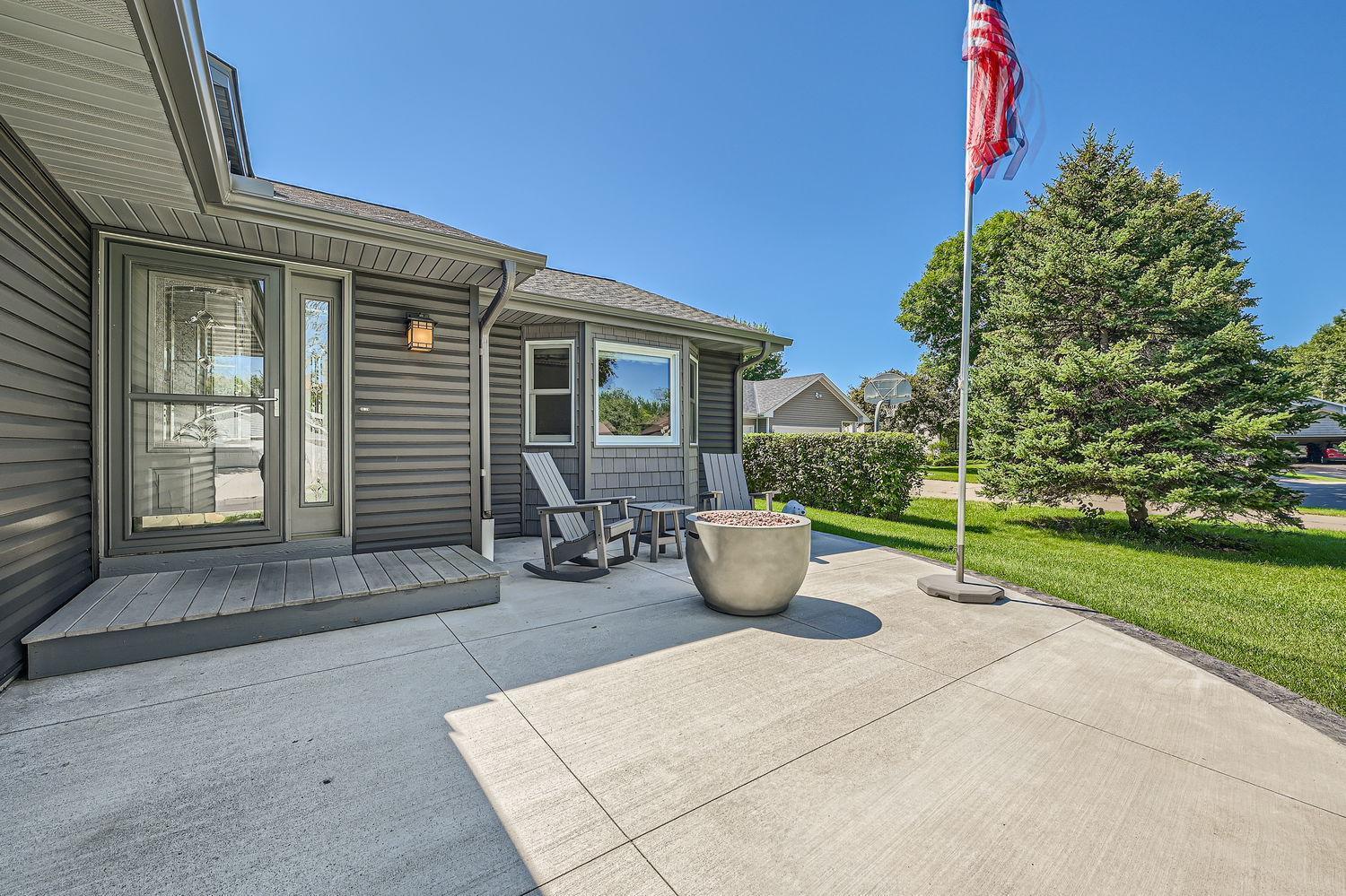 5925 Freeland Court N