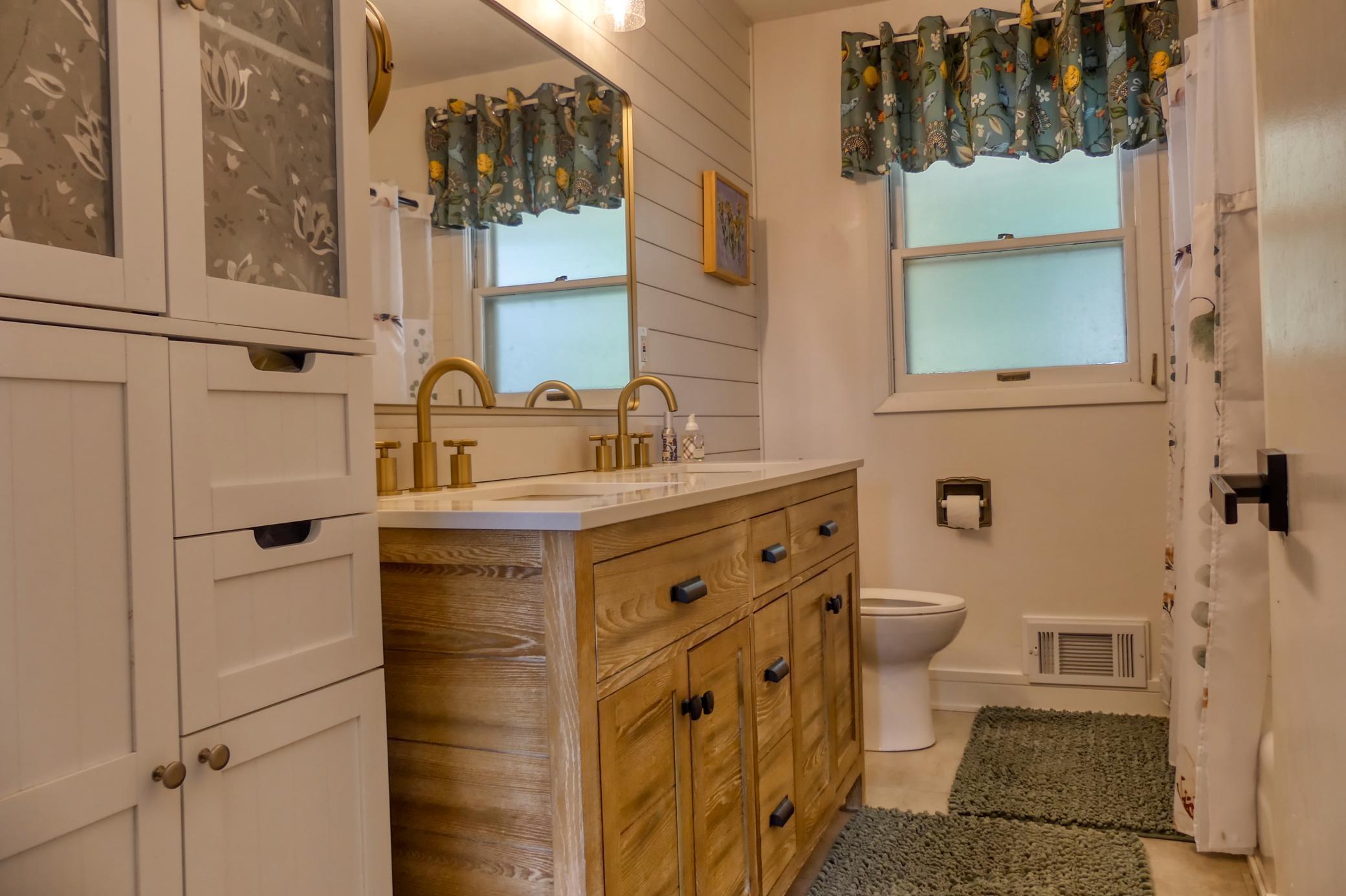 8112 N Shore Trail N