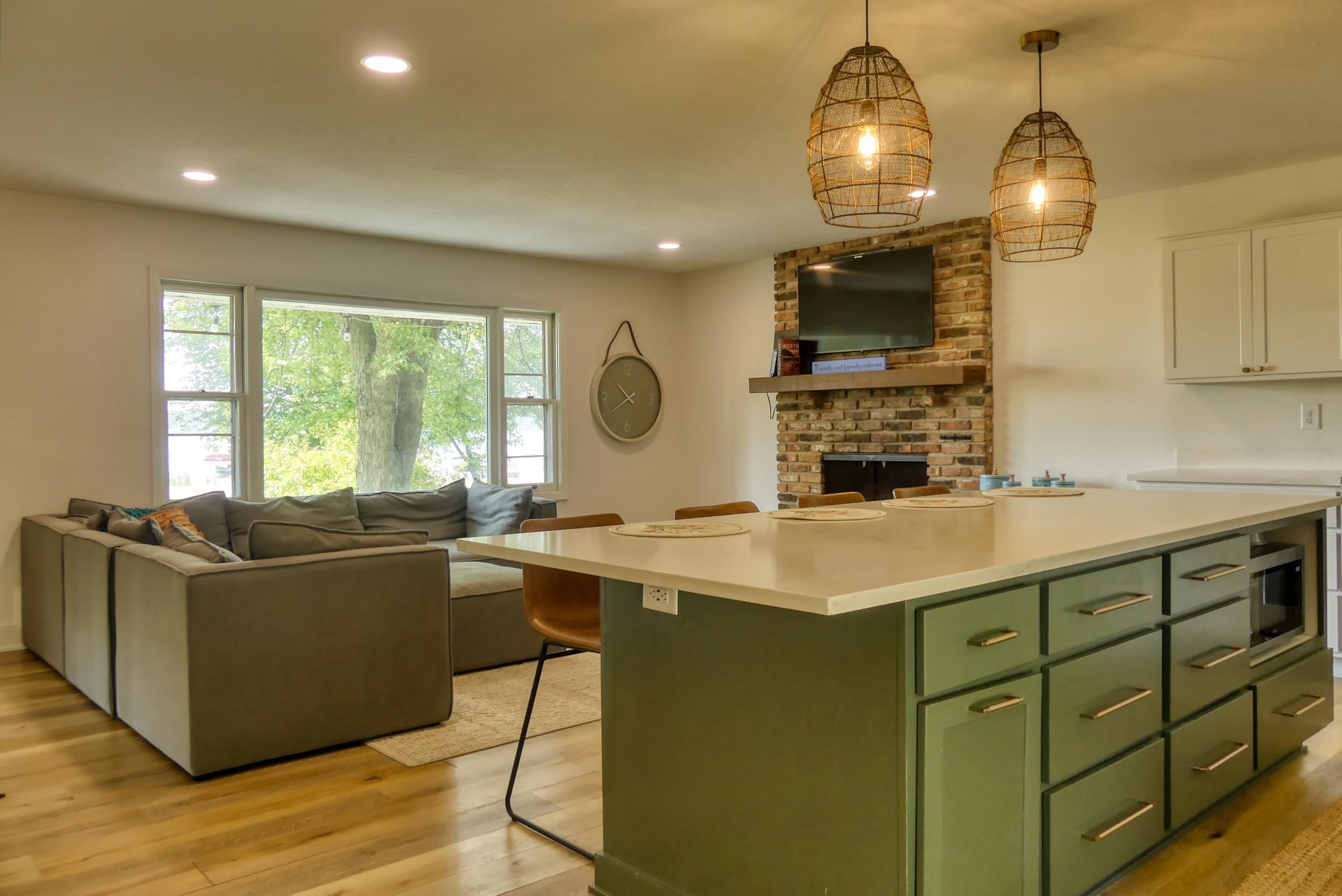 8112 N Shore Trail N