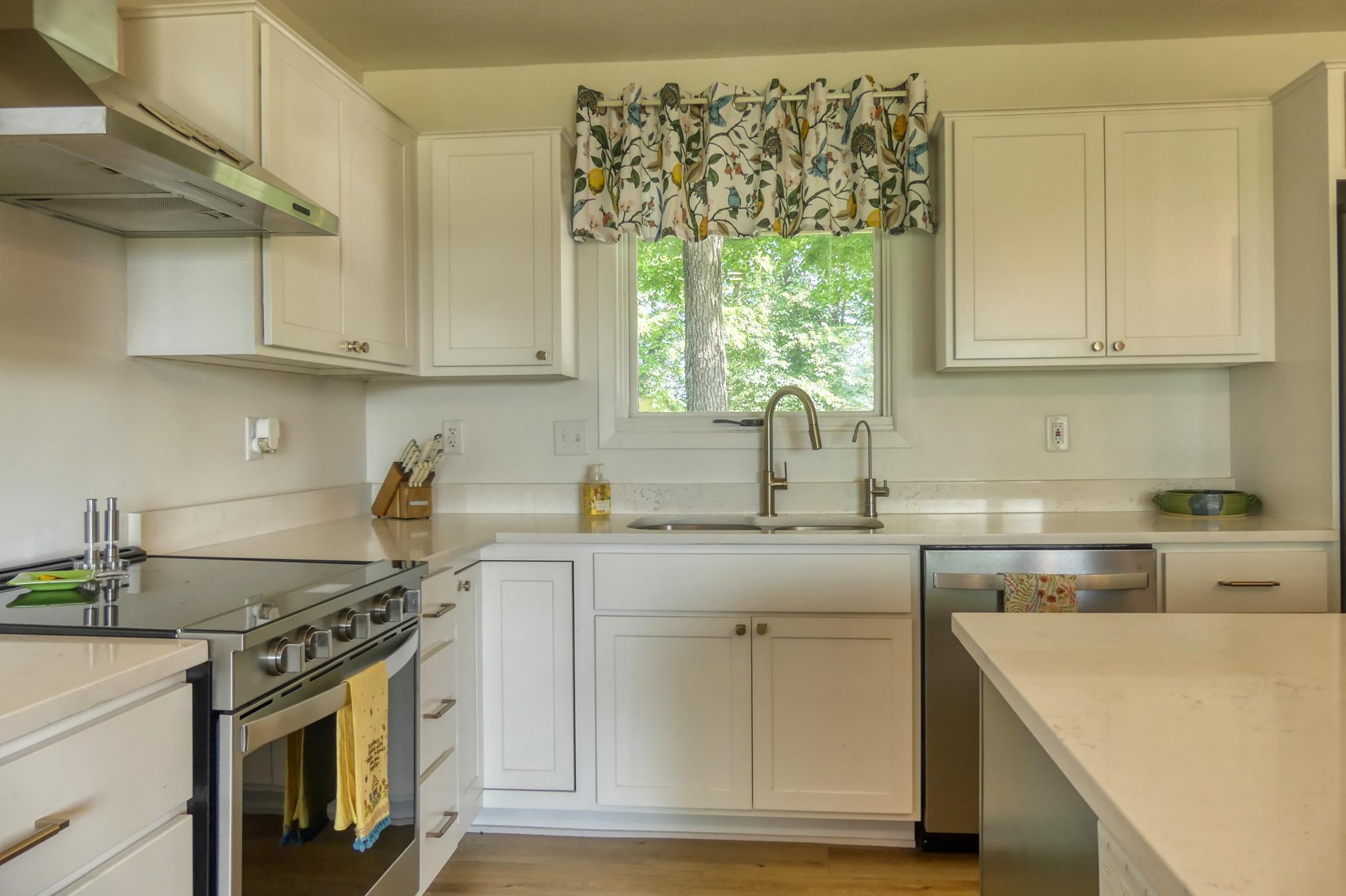 8112 N Shore Trail N