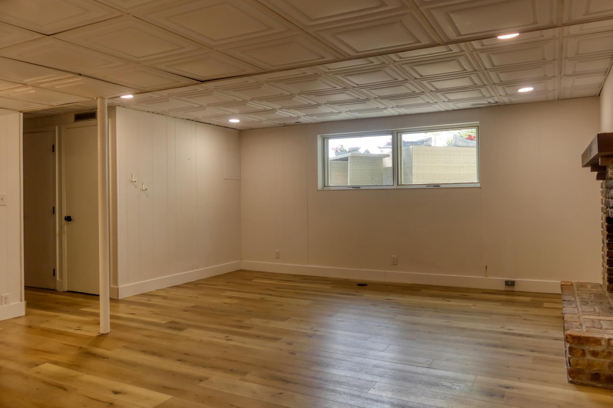 8112 N Shore Trail N