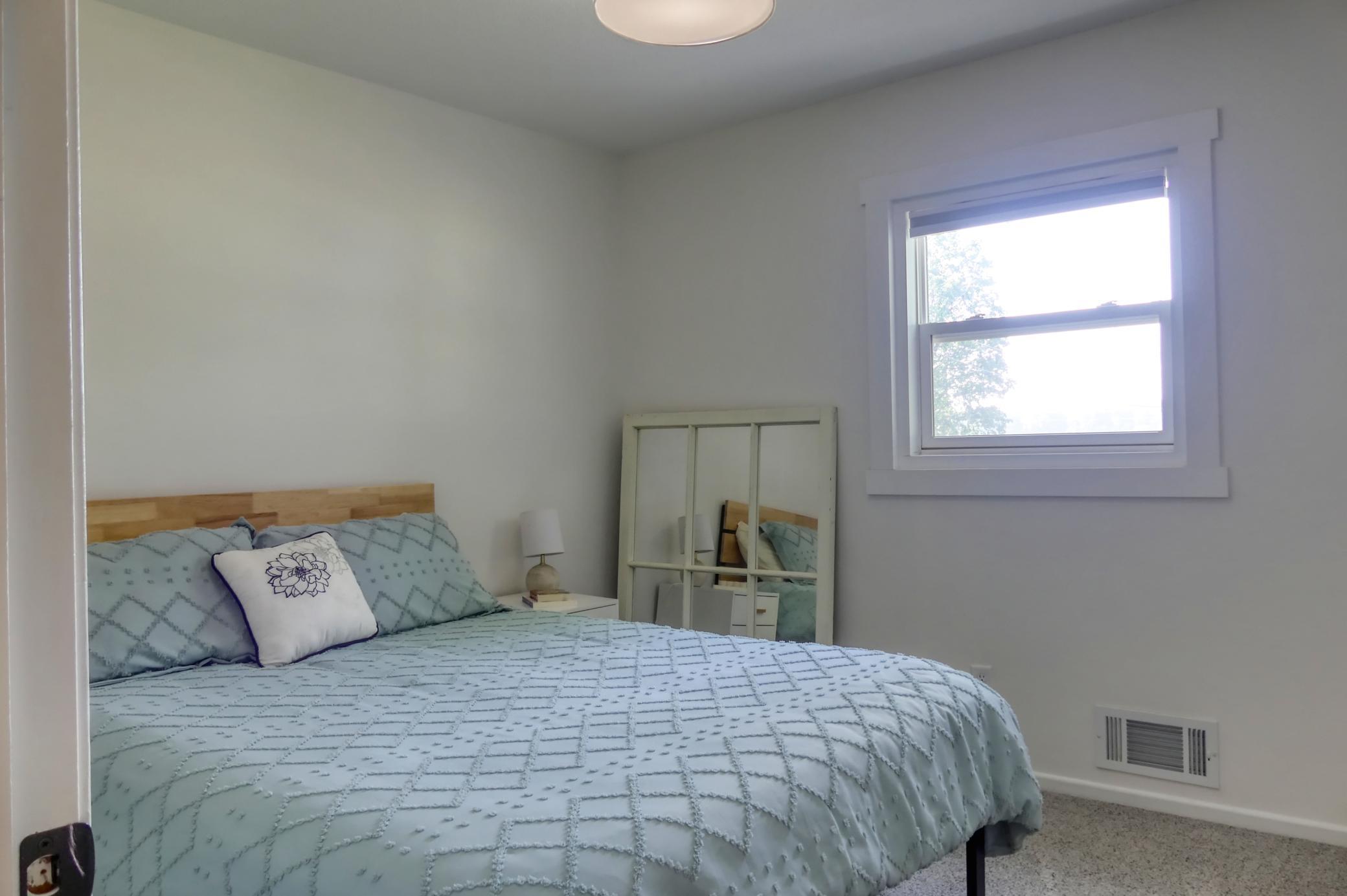 8112 N Shore Trail N