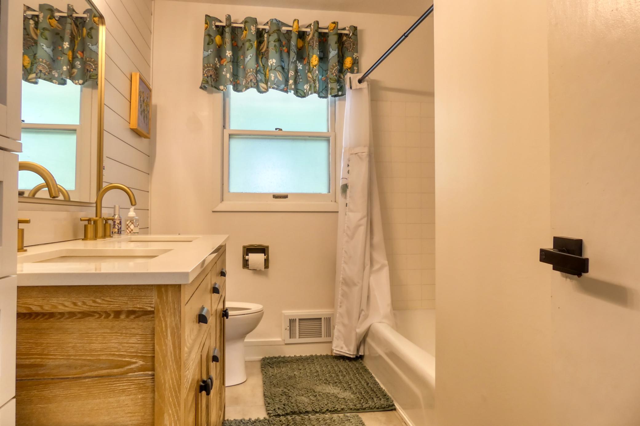 8112 N Shore Trail N