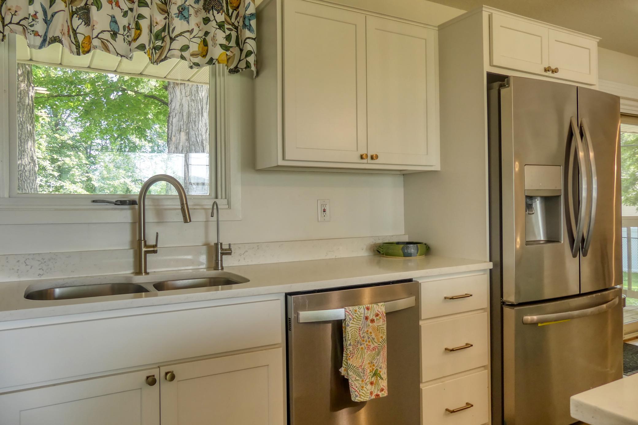 8112 N Shore Trail N