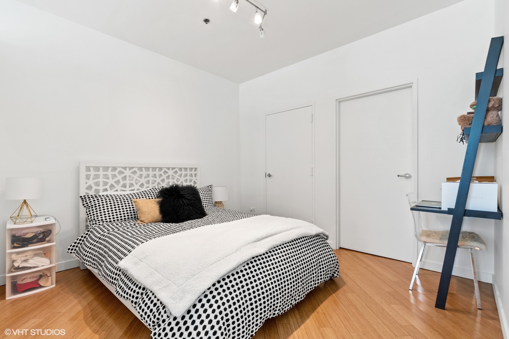 653 N Kingsbury Street Unit: 2402