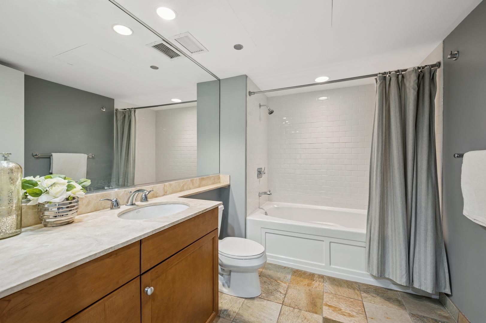 130 N GARLAND Court Unit: 1608
