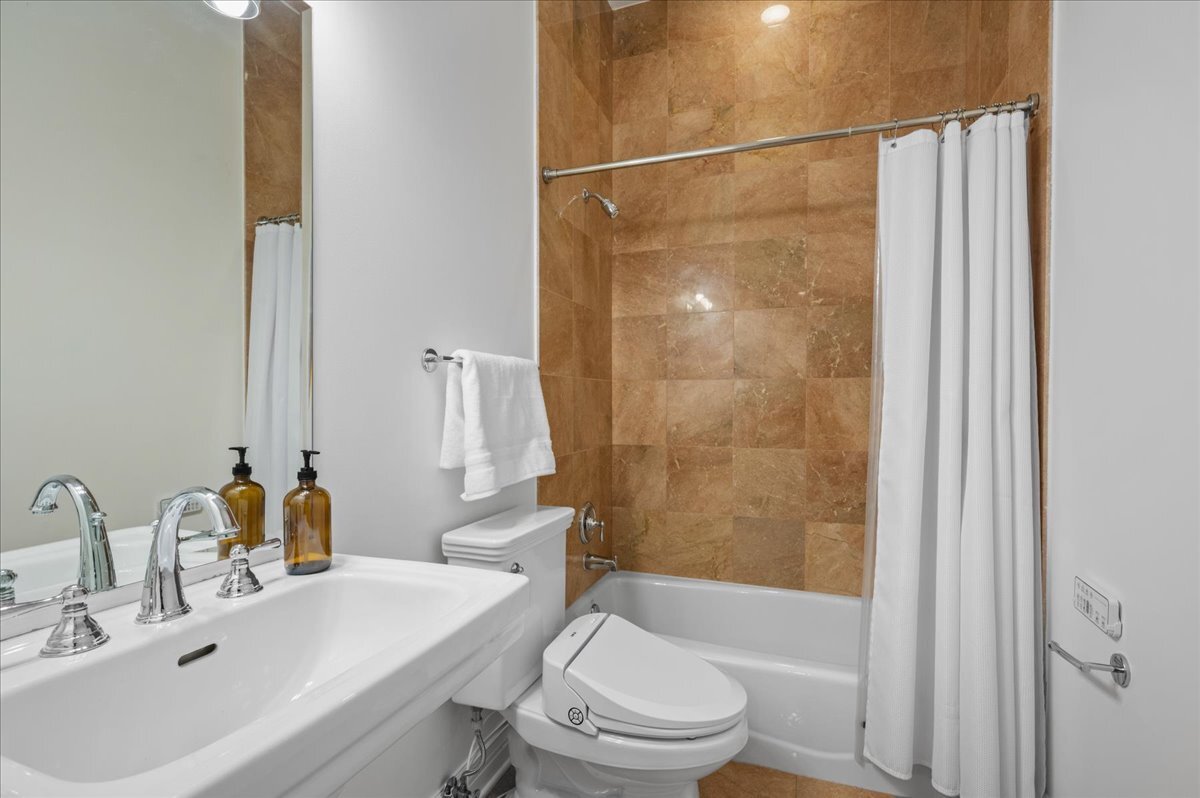 1148 W Monroe Street Unit: 6SE