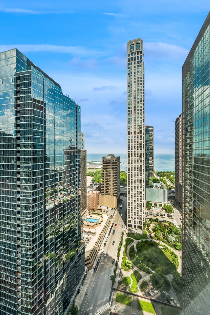 512 N McClurg Court Unit: 2902