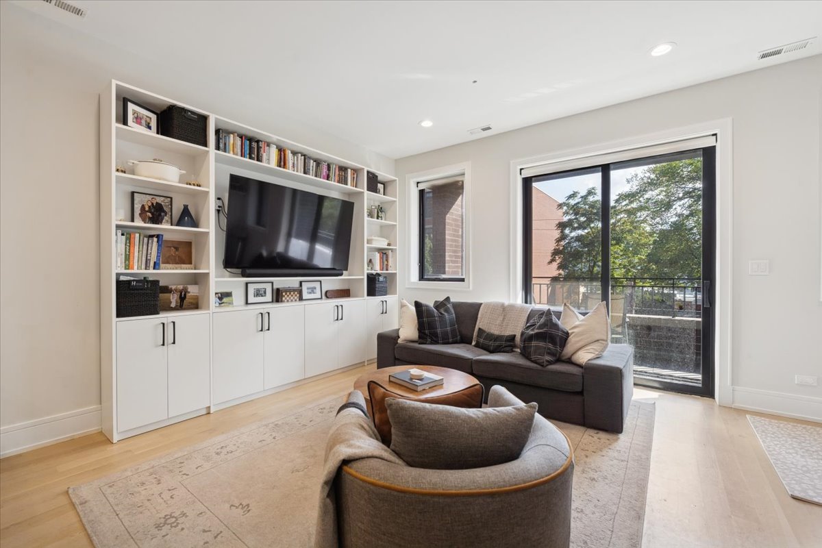 2228 W Belmont Avenue Unit: 2