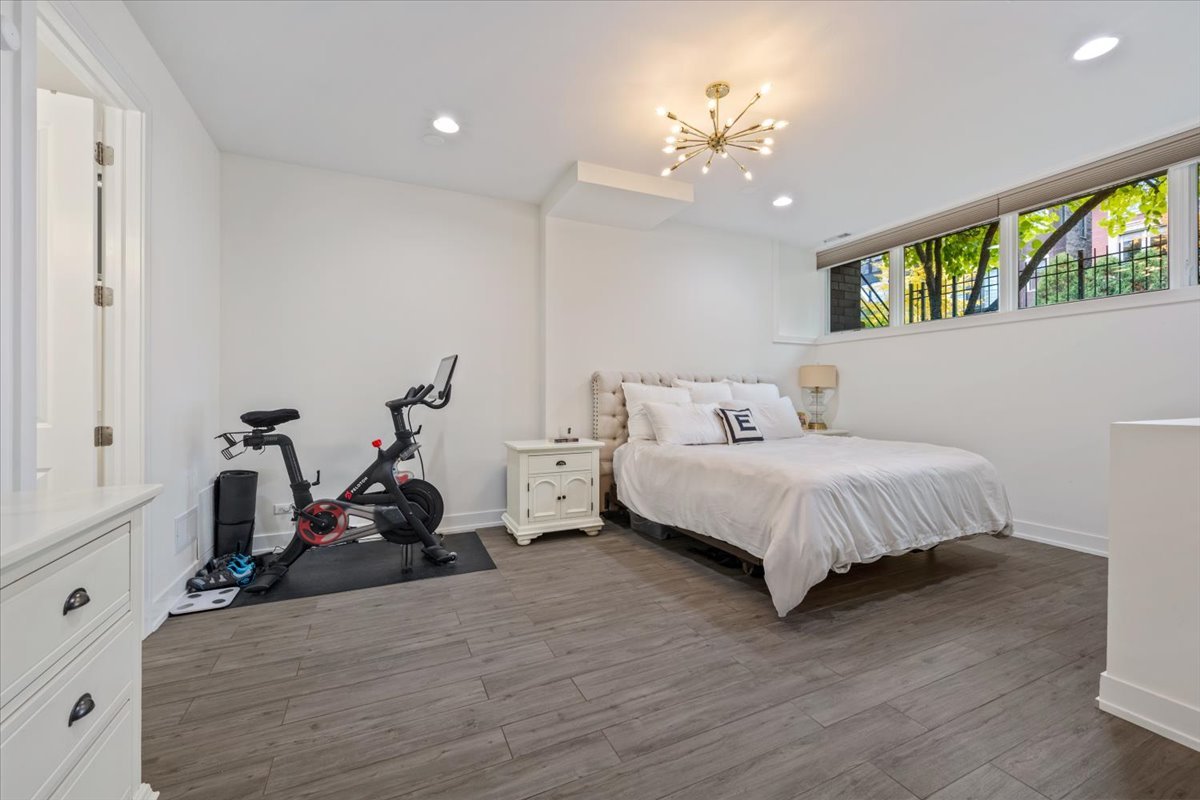 951 N Winchester Avenue Unit: 1