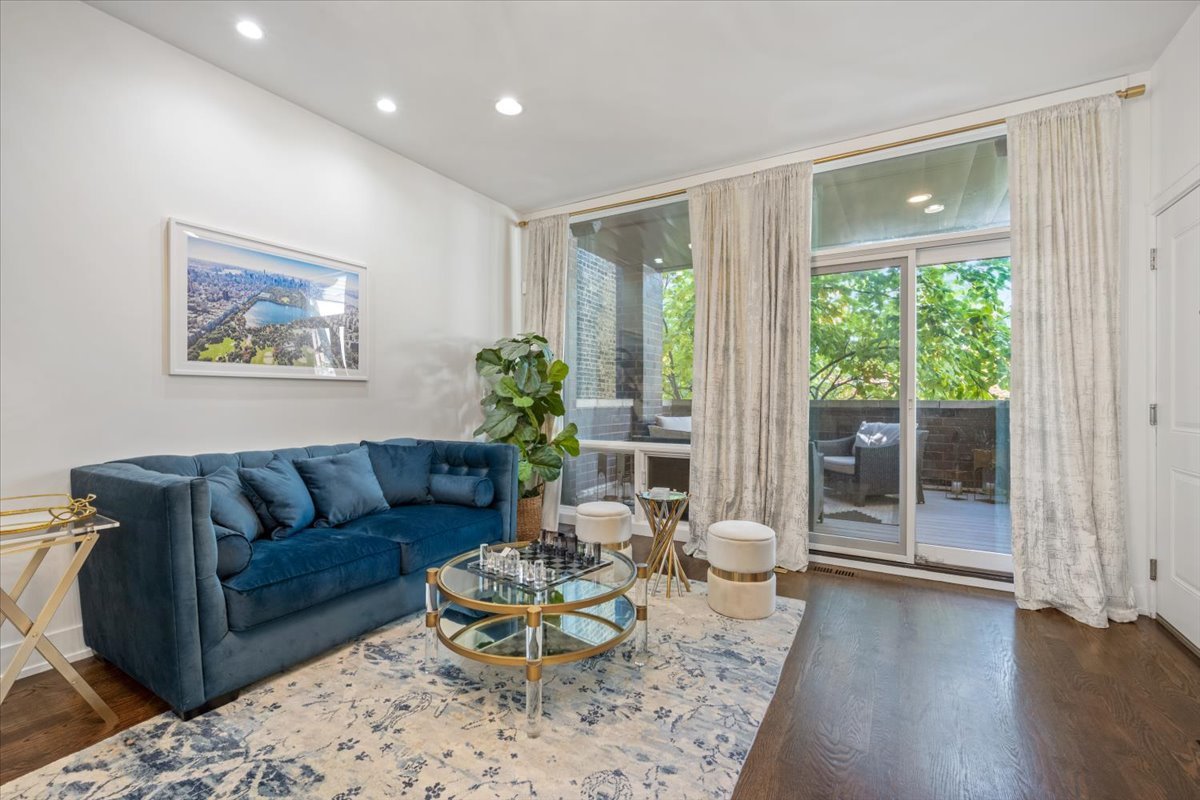951 N Winchester Avenue Unit: 1