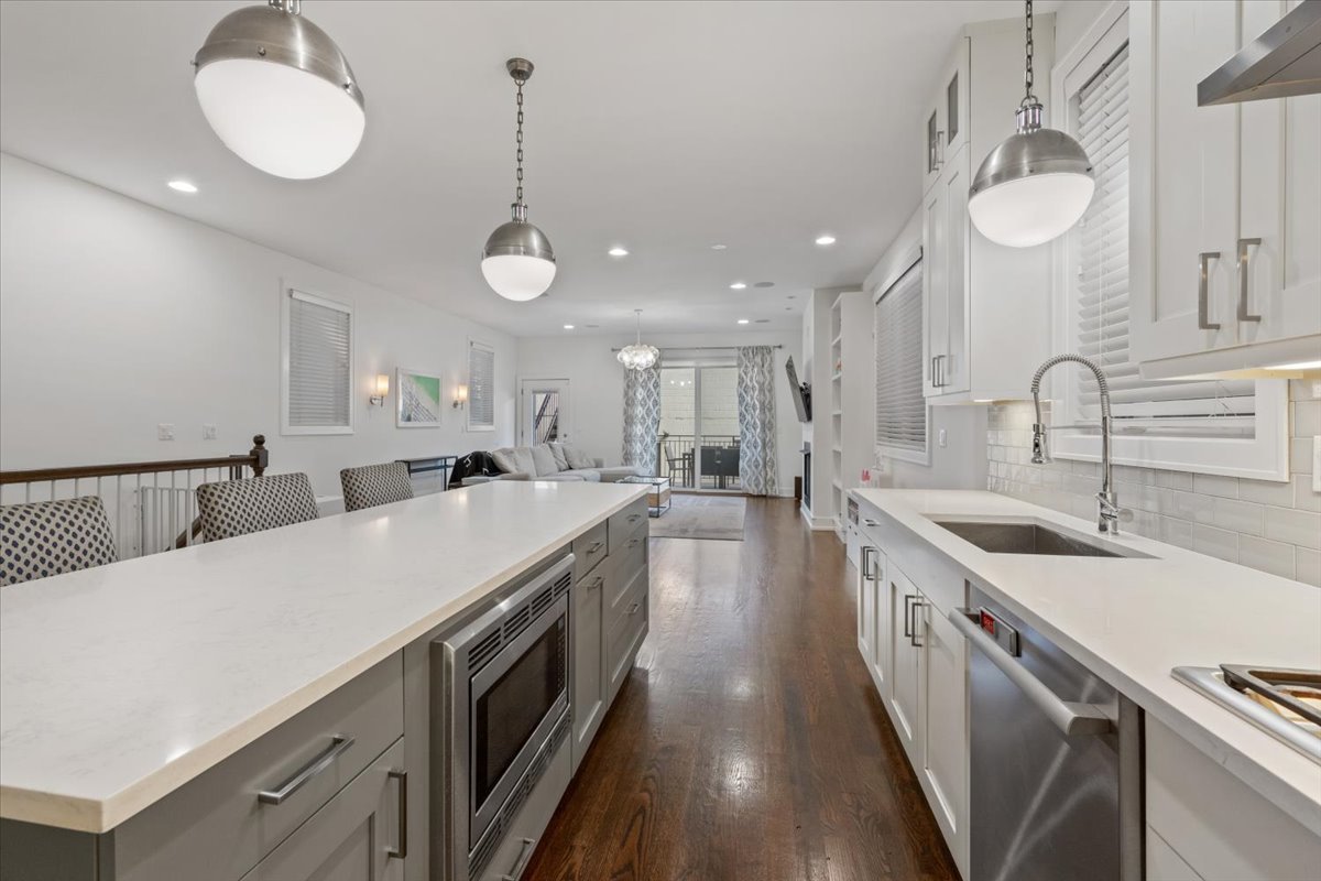 951 N Winchester Avenue Unit: 1