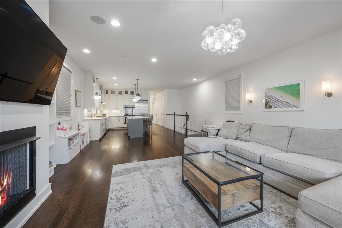 951 N Winchester Avenue Unit: 1