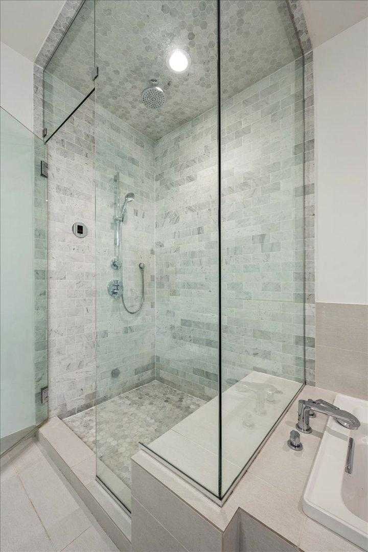 951 N Winchester Avenue Unit: 1