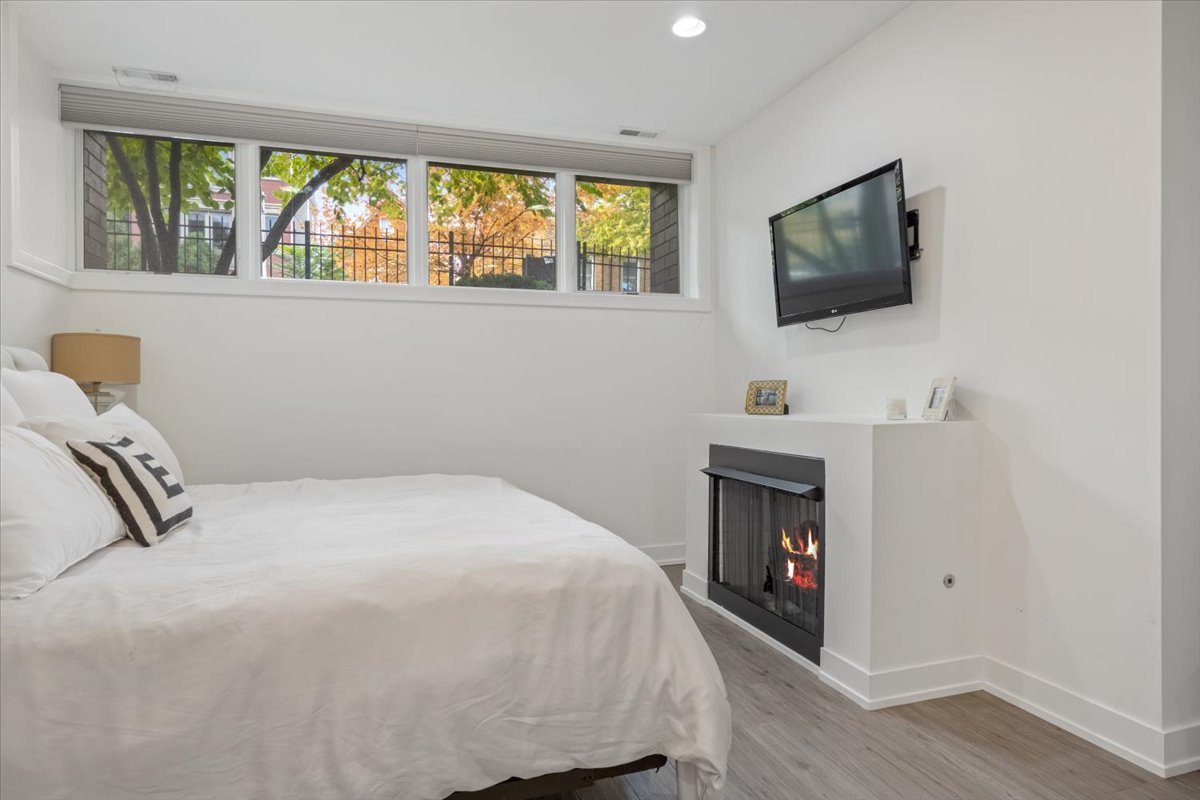 951 N Winchester Avenue Unit: 1