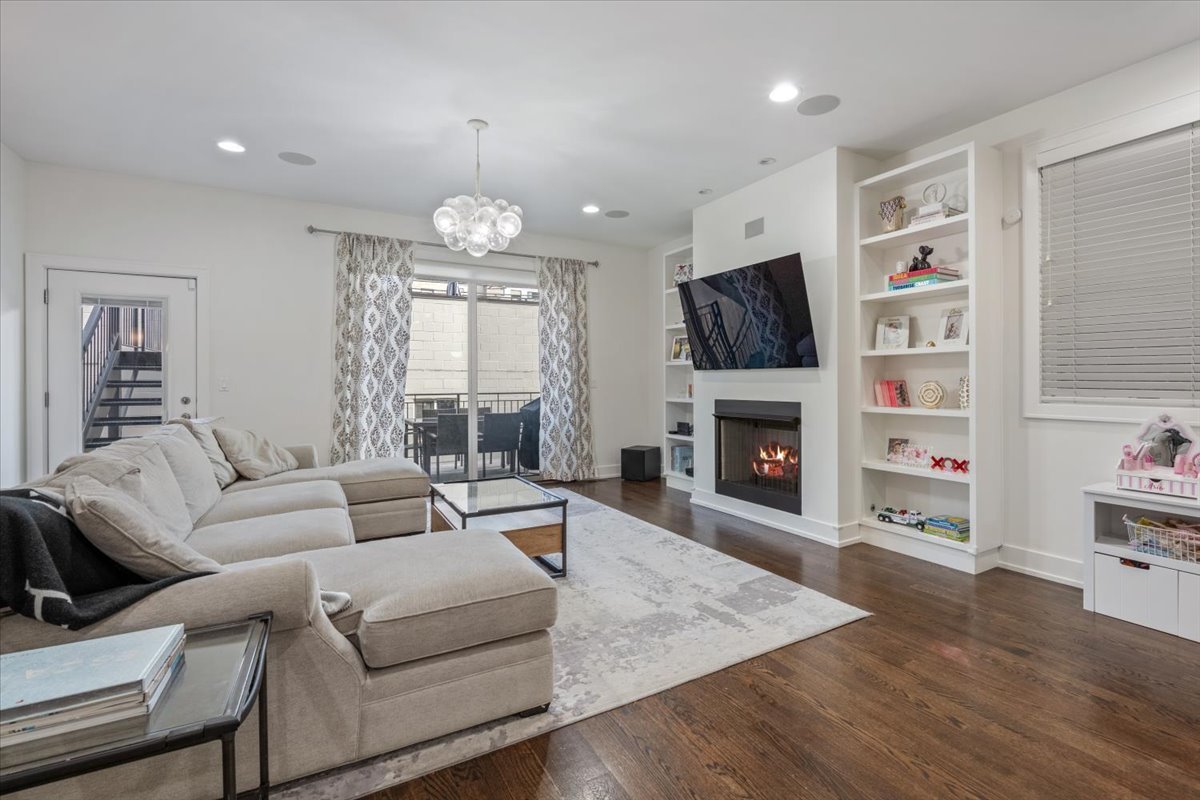 951 N Winchester Avenue Unit: 1