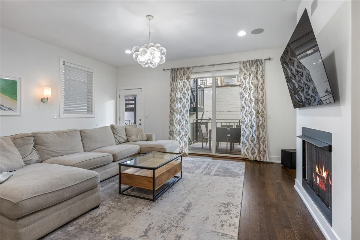 951 N Winchester Avenue Unit: 1