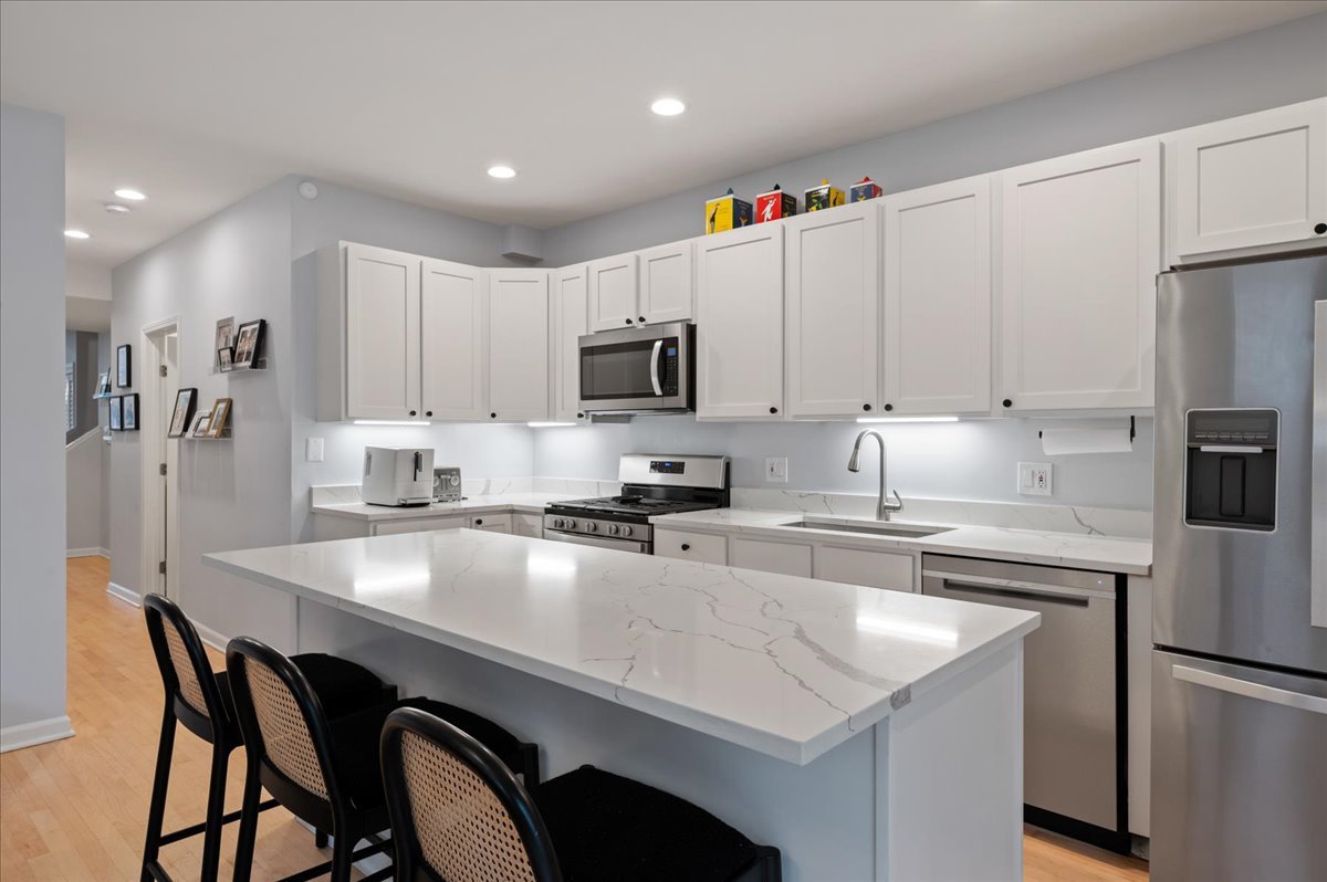 2140 W Haddon Avenue Unit: 1E