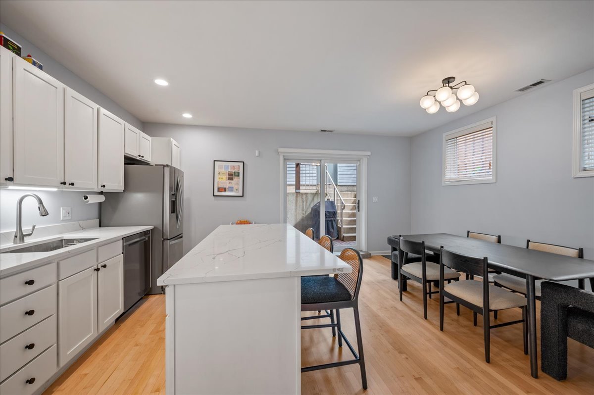 2140 W Haddon Avenue Unit: 1E