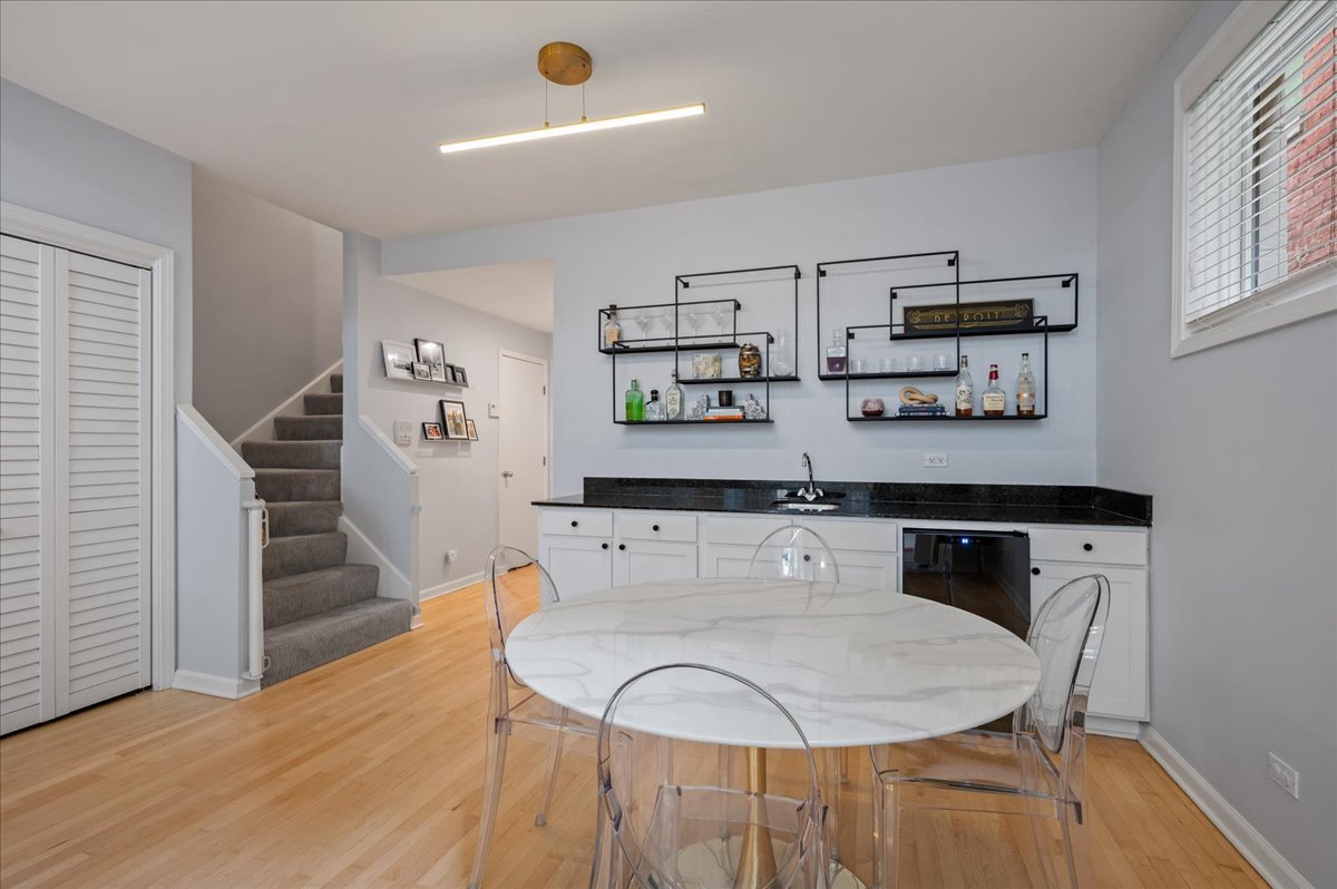 2140 W Haddon Avenue Unit: 1E