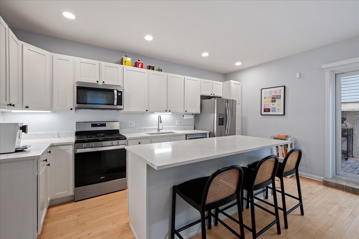 2140 W Haddon Avenue Unit: 1E