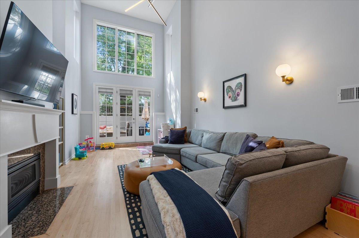 2140 W Haddon Avenue Unit: 1E