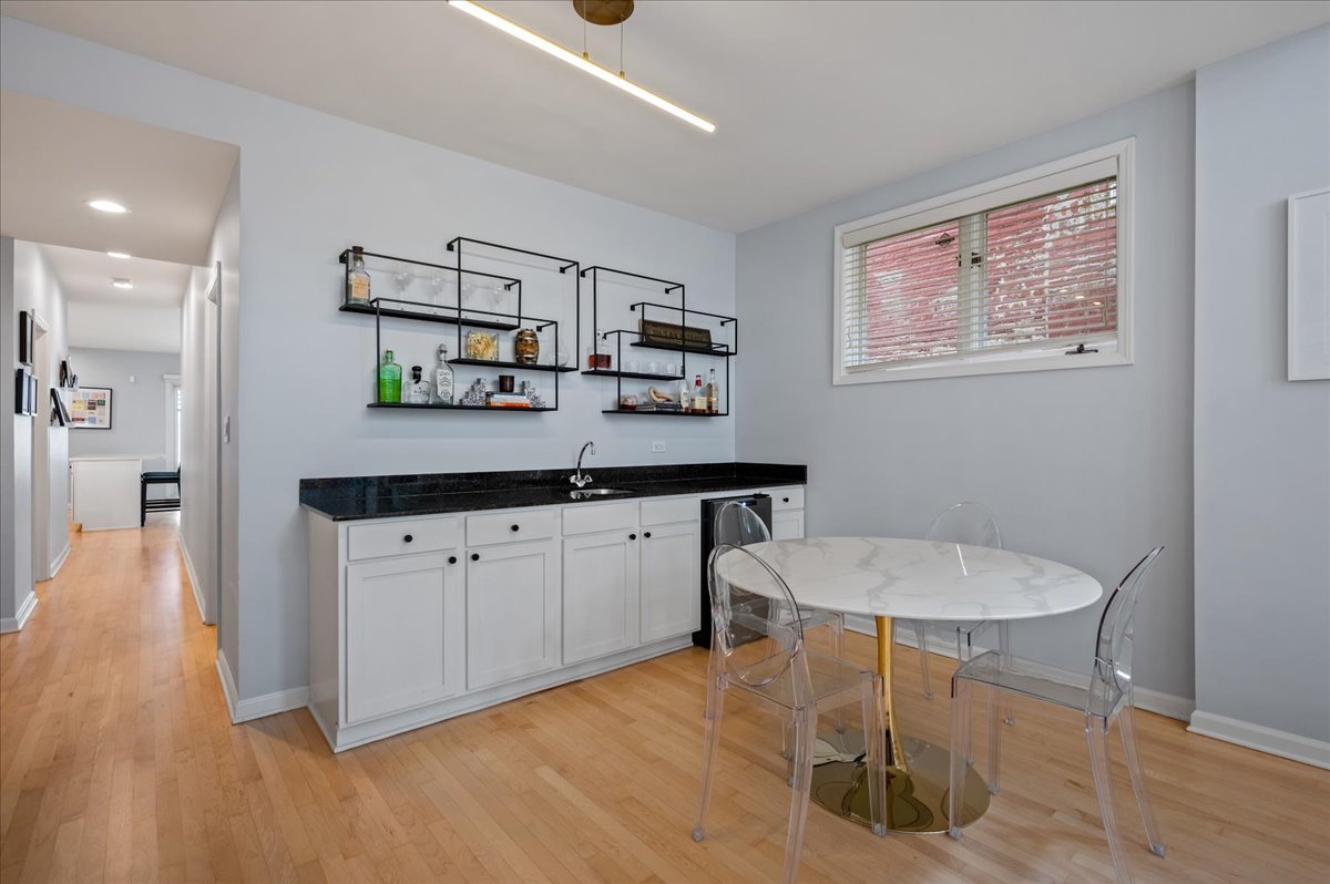 2140 W Haddon Avenue Unit: 1E