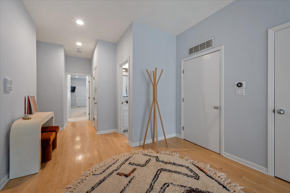2140 W Haddon Avenue Unit: 1E