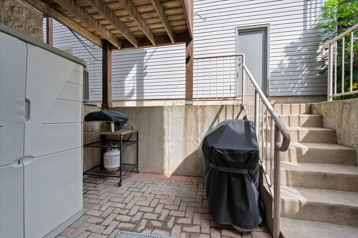 2140 W Haddon Avenue Unit: 1E