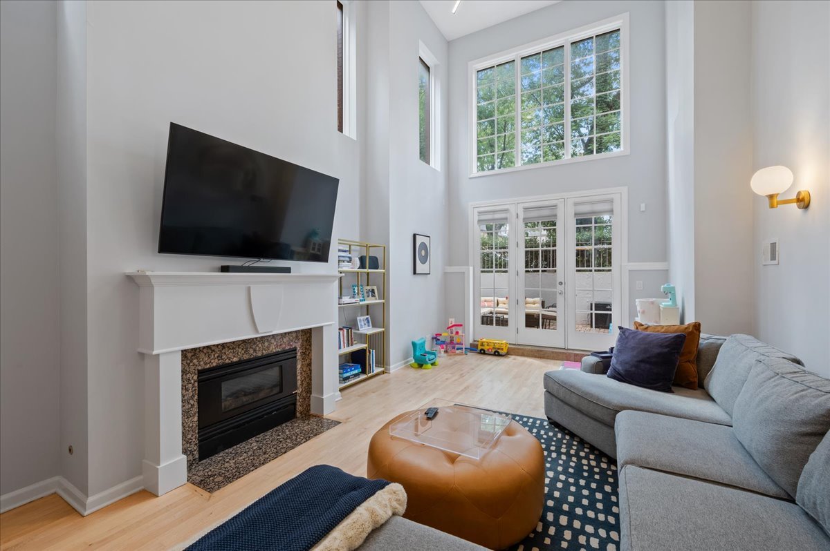2140 W Haddon Avenue Unit: 1E