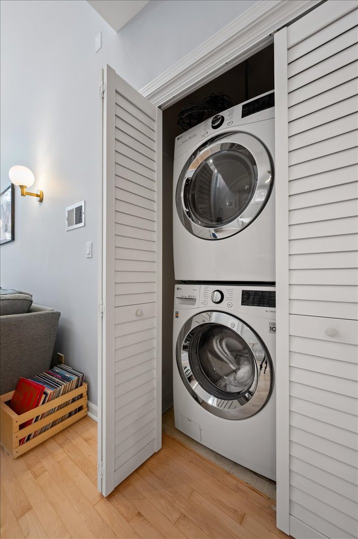 2140 W Haddon Avenue Unit: 1E