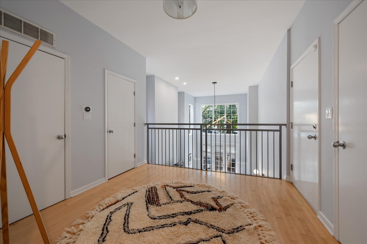 2140 W Haddon Avenue Unit: 1E